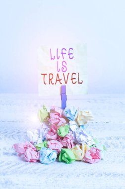 Hayat Seyahattir 'i gösteren bir not yazıyorum. İş fotoğraflarında çeşitliliğe maruz kalındığı görülüyor. Turizm Tarihi Anıların Tanıtımı. Renkli, buruşuk kağıt çamaşır mandalı..