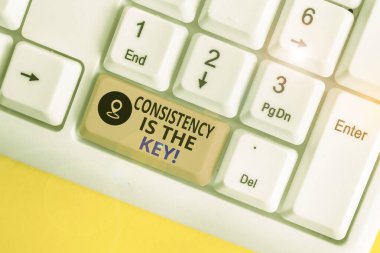 Tutarlılık gösteren not yazma Anahtarıdır. Breaking Bad Habits ve Forming Good Ones Beyaz pc klavye ile beyaz arka plan üzerinde not kağıdı ile vitrine İş fotoğraf.