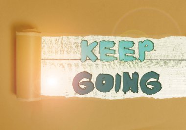 Kelime yazma metni devam ediyor. Ortadan ikiye bölünmüş bir mukavva, klasik ahşap bir masanın üzerine yerleştirildiğinde normal yaşamak için çaba sarf etmek için iş kavramı..