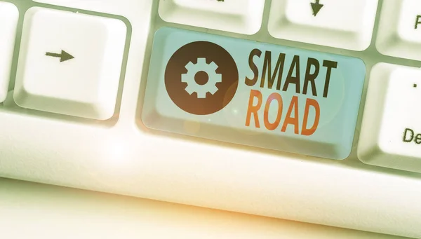Sinal de texto mostrando Estrada Inteligente. Foto conceitual número de diferentes maneiras pelas quais as tecnologias são incorporadas nas estradas . — Fotografia de Stock