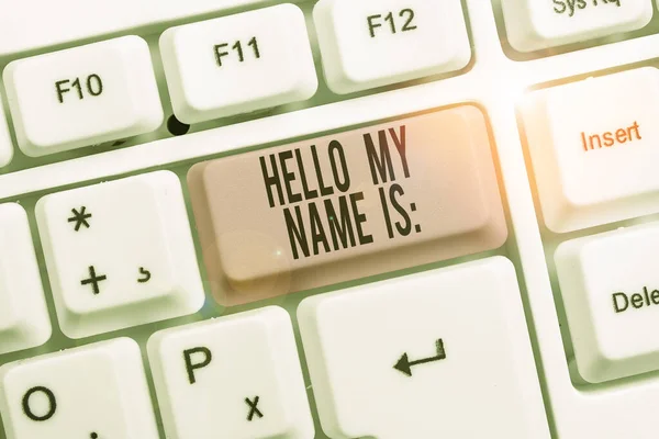 Scrie un bilet cu Hello My Name Is. Prezentarea fotografiilor de afaceri Introducerea în alții Doriți să vă arătați să vă sunați Tastatură cu hârtie de notă pe spațiul de copiere a cheilor de fundal alb . — Fotografie, imagine de stoc