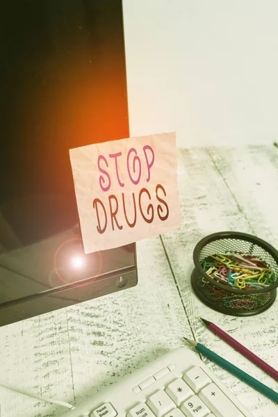 Manuscrito texto escrito Stop Drugs. Conceito significado colocar um fim na dependência de substâncias como a heroína ou cocaína Papel de nota gravado na tela do computador preto perto do teclado e estacionário . — Fotografia de Stock