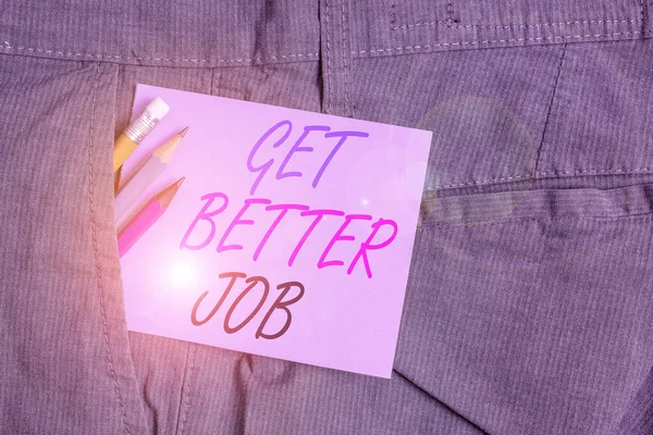 Schrijfbriefje met Get Better Job. Zakelijke foto showcasing Op zoek naar een hoog betalende bezigheid Stress vrij werk Schrijfapparatuur en paars briefpapier in broekzak. — Stockfoto