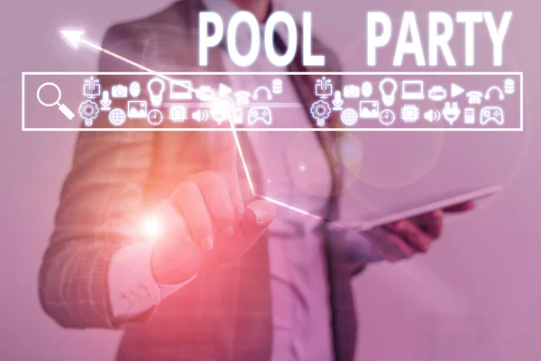 Textschild mit Poolparty. konzeptionelle Foto-Feier mit Aktivitäten im Schwimmbad. — Stockfoto