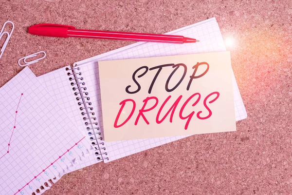 Testo calligrafico Stop alle droghe. Concetto che significa porre fine alla dipendenza da sostanze come l'eroina o la cocaina Desk notebook carta ufficio cartone studio forniture tabella . — Foto Stock