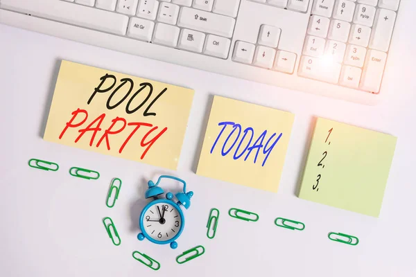 Handschrift Text Pool Party. Konzept bedeutet Feier, die Aktivitäten in einem Schwimmbad umfasst leere orangefarbene quadratische Papiere und Uhr von der PC-Tastatur mit Kopierraum. — Stockfoto