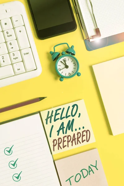 Escribiendo nota que muestra Hello I Am Prepared. Exhibición de fotos de negocios preséntese a alguien como usted está listo Libro blanco con espacio de copia con clips de papel reloj y teclado PC . — Foto de Stock