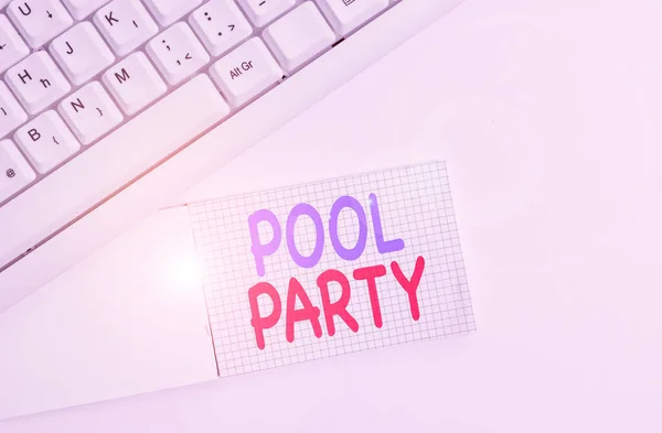 Escrita à mão escrita de texto Pool Party. Conceito que significa celebração que inclui atividades em uma piscina Teclado pc branco com papel de nota vazio acima fundo branco . — Fotografia de Stock