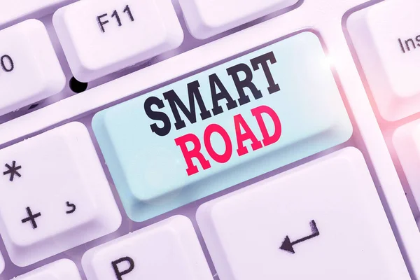 Texto de escritura de palabras Smart Road. Concepto de negocio para el número de diferentes maneras en que las tecnologías se incorporan a las carreteras . — Foto de Stock