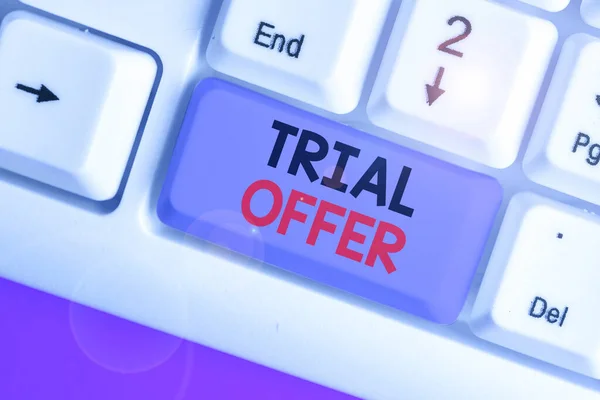 Szóírás szöveg Trial Ajánlat. A termék vagy szolgáltatások ideiglenes ingyenes vagy kedvezményes ajánlatának üzleti koncepciója. — Stock Fotó