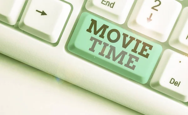 Wortschreiben Textfilm Zeit. Geschäftskonzept für den geplanten oder tatsächlichen Zeitpunkt, zu dem eine Show oder ein Film beginnt. — Stockfoto