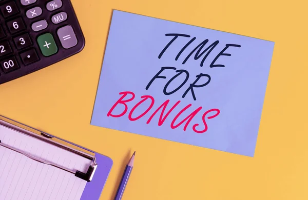 A Time For Bonus-t bemutató levél. Üzleti fotó bemutatja az összeget hozzá egy bemutató s a bérek, mint a jutalom Vágólap üres lap négyzet oldal számológép ceruza színű háttér. — Stock Fotó