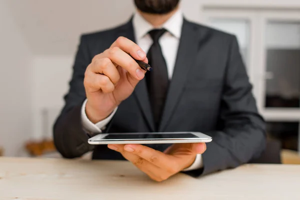 Man människa bära formella arbetskläder presentera presentation av högteknologi smartphone-enhet. Man klädd i arbetskläder plus slips visar liten mobil hi tech telefon — Stockfoto