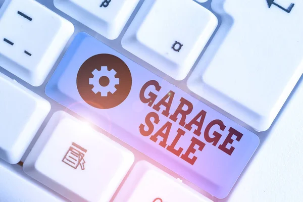 Psaní textu o prodeji garáží. Pojem prodej různého zboží pro domácnost často drženého v garáži. — Stock fotografie