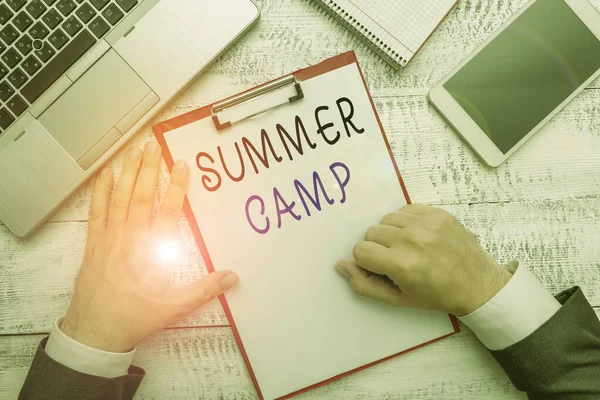 Woord schrijven tekst Summer Camp. Zakelijk concept voor begeleide programma voor kinderen uitgevoerd tijdens de zomer Handhold schrijfapparatuur gereedschap in de buurt van moderne high-tech laptop apparaat. — Stockfoto