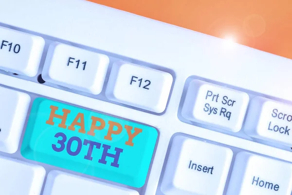 Tekst pisma Happy 30th. Koncepcja oznaczająca radosną okazję do obchodów 30. roku życia. — Zdjęcie stockowe