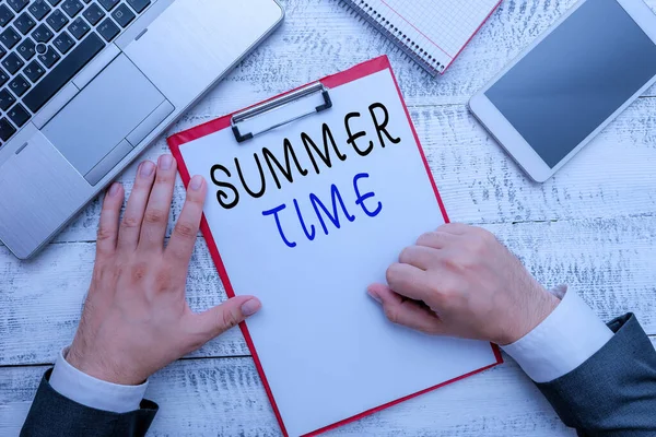 문자를 보내는 여름 시간을 말입니다. 연중 가장 따뜻 한 계절을 위한 비즈니스 컨셉 또는 여름 손 과같은 기간 현대의 첨단 기술 노트북 장치 근처에 쓰기 장비를 들고. — 스톡 사진