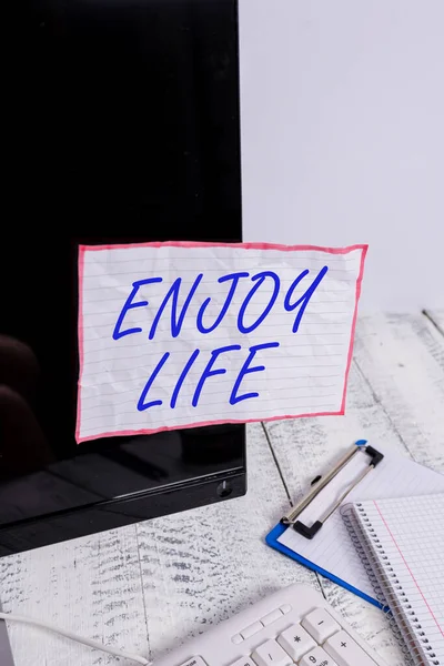 Sinal de texto mostrando Aproveite a vida. Foto conceitual com um ponto de vista feliz e uma perspectiva positiva na vida Papel de nota gravado na tela do computador preto perto do teclado e estacionário . — Fotografia de Stock