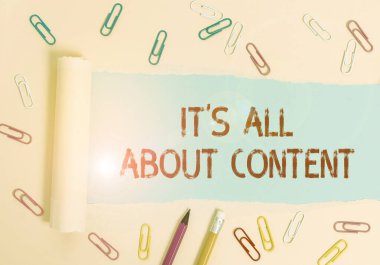 It 's All About Content' ı gösteren bir not yazıyorum. Express 'in, Bilgi ve Tecrübe Sabit ve yırtık karton tablolarını, düz pastel masa arkaplanının üzerine yerleştirdiği iş fotoğrafı gösterimi.