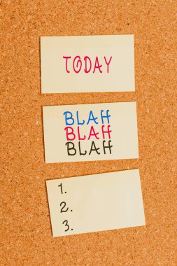 Blah Blah 'ı gösteren metin işareti. Kavramsal fotoğraf çok fazla yanlış bilgi konuşması saçma sapan konuşmalar dikey boş çıkartma hatırlatma notları kare reklam panosu masa kağıdı.