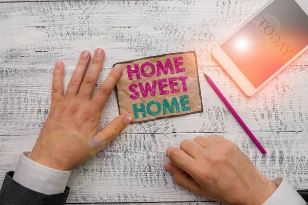 Signo de texto que muestra Home Sweet Home. Foto conceptual En casa finalmente Sentimiento cómodo Relajado Tiempo familiar Papel de mano cerca del equipo de escritura y el dispositivo de teléfono inteligente moderno . — Foto de Stock