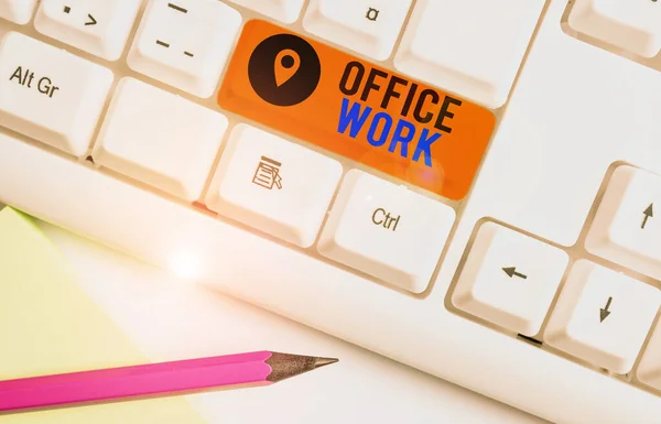 Textarbeit im Büro. Geschäftskonzept für jede bürokratische oder administrative Arbeit für eine Organisation weiße PC-Tastatur mit leerem Notizpapier über weißem Hintergrund Schlüsselkopierraum. — Stockfoto