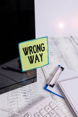 Mesaj işareti yanlış yolu gösteriyor. Kavramsal fotoğraf, uygun olmayan ya da istenmeyen bir analizciyi ya da yön kağıdını klavye ve durağan yakınlarındaki siyah bilgisayar ekranına yapıştırıyor..