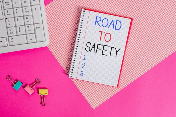 Tekst schrijven Road To Safety. Business concept voor Veilig reizen te beschermen jezelf en anderen Waarschuwing Voorzichtigheid Schrijven apparatuur en computer voeders geplaatst boven gekleurde effen tafel. — Stockfoto