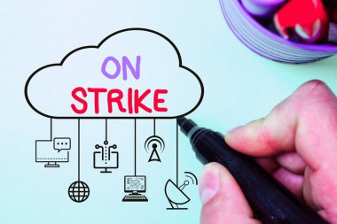 Grevde olan el yazısı metni. Bir işverenle tartıştığın için işe devam etmeyi reddediyorsun..