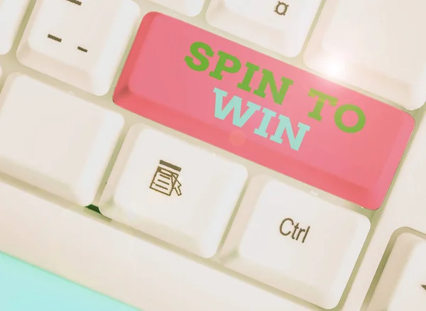Γράφοντας κείμενο Spin To Win. Έννοια έννοια Δοκιμάστε την τύχη σας Fortune Casino Τυχερά παιχνίδια Παιχνίδια κινδύνου. — Φωτογραφία Αρχείου