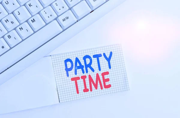 Manuscrito texto escrevendo Party Time. Conceito que significa o momento certo para comemorar e se divertir no evento social Teclado pc branco com papel de nota vazio acima fundo branco . — Fotografia de Stock