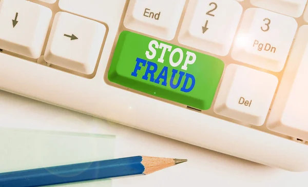 Signo de texto que muestra Stop Fraud. Consejos conceptuales de la campaña fotográfica que muestran a mirar hacia fuera sus transacciones de dinero Teclado blanco de la PC con el papel de nota vacío sobre el espacio de copia de la llave de fondo blanco . — Foto de Stock