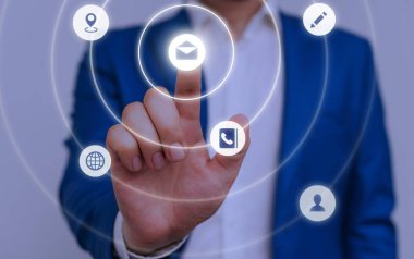 Erkek insan en son gelişmiş cihazları kullanarak sunum yapıyor. Adam, akıllı aletlerin nasıl çalıştığını gösteren resmi bir takım elbise giyiyor. Modern hayatın fotoğrafı..