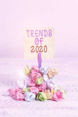 2020 'nin eğilimlerini gösteren bir not. Mevcut yılda kısa bir süre için meşhur olan iş fotoğraflarının sergilenmesi yığın renginde buruşmuş kağıt çamaşır mandalı.