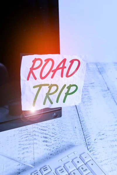 Kézírás szöveg Road Trip. Koncepció jelentése távolsági utazás az úton utazott autóval Jegyzetpapír ragasztva fekete számítógép monitor képernyő közelében fehér billentyűzet. — Stock Fotó