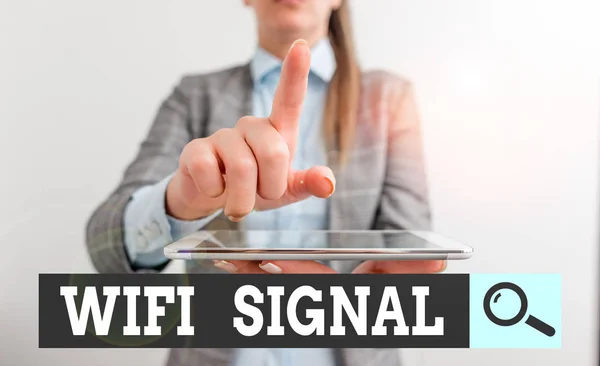 Schreibnotiz mit Wifi-Signal. Business-Foto-Präsentation bieten drahtlose High-Speed-Internet und Netzwerkverbindungen digitales Geschäftskonzept mit Geschäftsfrau. — Stockfoto