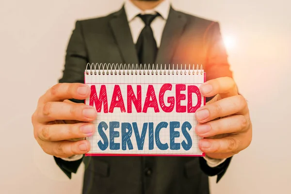 Schriftliche Notiz mit Managed Services. Business-Foto präsentiert Unternehmen, das aus der Ferne Analysen Kunden s ist es Infrastruktur männlichen Menschen tragen formale Arbeitsanzug mit Büro-Look halten Buch. — Stockfoto