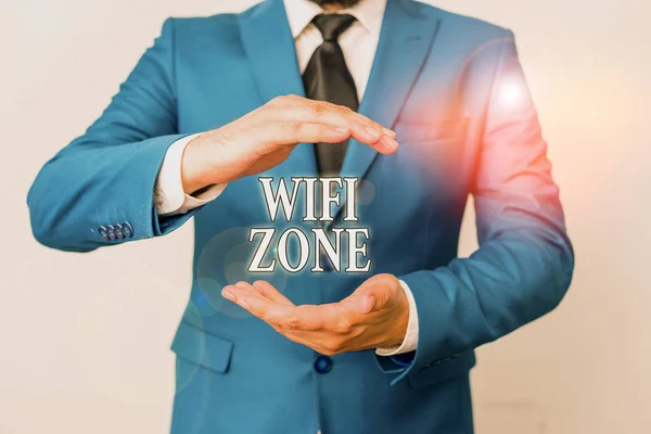 Konceptuell handstil som visar Wifi Zone. Business foto showcasing ger trådlös höghastighetsinternet och nätverksanslutningar Man framför bordet. Mobiltelefon och anteckningar på bordet. — Stockfoto