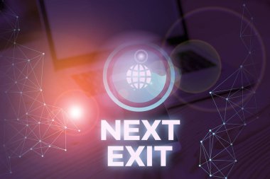 Sonraki Çıkışı gösteren not yazılıyor. İş fotoğraflarında şu şekilde gösteriliyor ya da bir yere ya da otobana çıkılıyor..