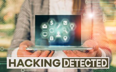 Hacking 'in tespit edildiğini gösteren not yazılıyor. İş fotoğrafı gösterimi verilerin varlığını veya yetkisiz erişimini tanımlar.
