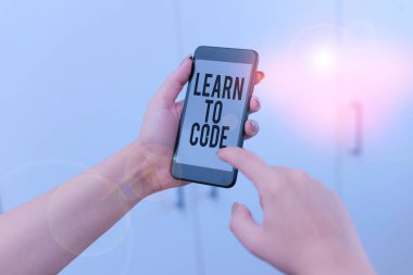 Kelime yazma metni kodlamayı öğren. Yazılım yazmayı öğrenme konsepti akıllı telefon bürosunu kullanan bir bilgisayar programcısı kadın olmak ev içinde teknolojik cihazlar sağlar.