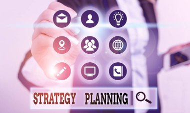 El yazısı metni Strateji Planlama. Kavram, istenen geleceği öngören sistematik bir süreçtir..