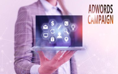 Adwords Kampanyasını gösteren metin işareti. Doğru anahtar kelimelerle doğru ziyaretçileri hedef alan kavramsal fotoğraf stratejisi.