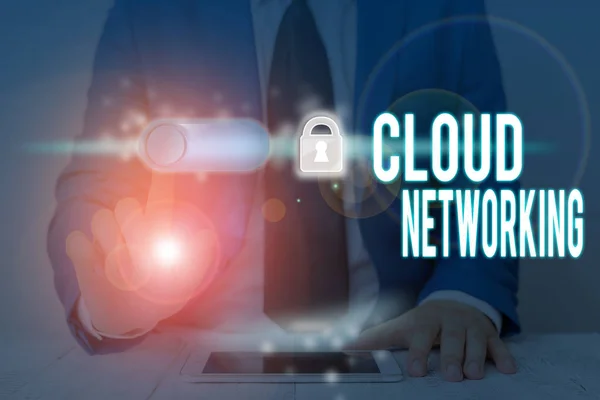 Почерк написания текста Cloud Networking. Концепция, означающая поиск и использование одного или нескольких сетевых ресурсов . — стоковое фото