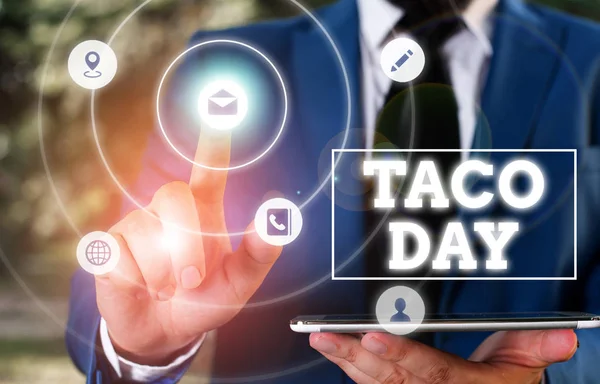 Ecriture conceptuelle montrant Taco Day. Texte photo d'affaires journée de célébration qui favorise la consommation de tacos aux États-Unis . — Photo