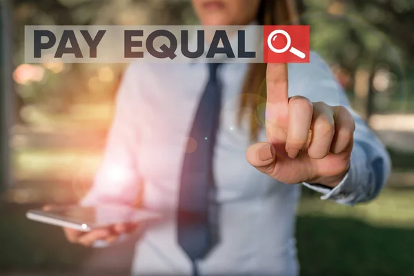 Tekst schrijven Pay Equal. Zakelijk concept voor het beginsel van non-discriminatie ter compensatie van het werk Knappe zakenvrouw wijst met de vinger in de lege ruimte. — Stockfoto