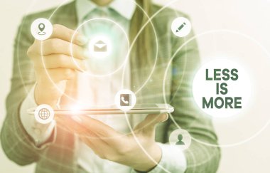 Az daha olduğunu gösteren not yazma. Sanatsal alışı minimalist yaklaşım vitrine iş fotoğraf daha etkilidir.