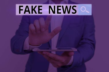 Sahte haberleri gösteren kavramsal el yazısı. Bunun medya tarafından doğru olmadığını gösteren iş fotoğrafı gösterimi.