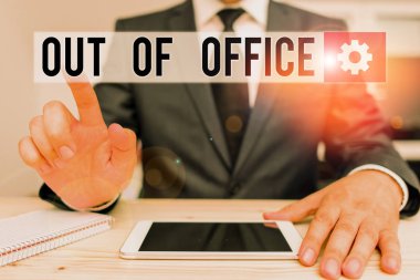 Kelime yazma metni Ofis dışında. İş dışında iş konsepti. İş yerinde hiç kimse dinlenmez. Erkek insan resmi kıyafetler giyer..