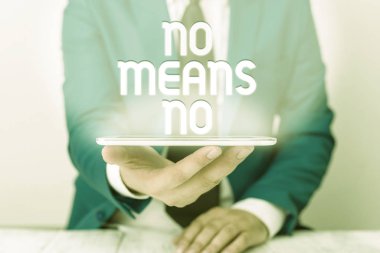 Hayır anlamında mesaj işareti. Kavramsal fotoğraf cinsel şiddete dur olumsuz tepki mavi süitte dizüstü bilgisayarı tutan cinsel taciz işadamı.